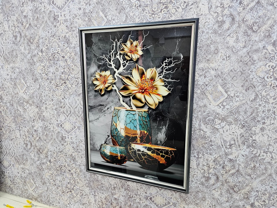 Tableau Mural Encadré – Vase et Fleurs Dorées en Relief