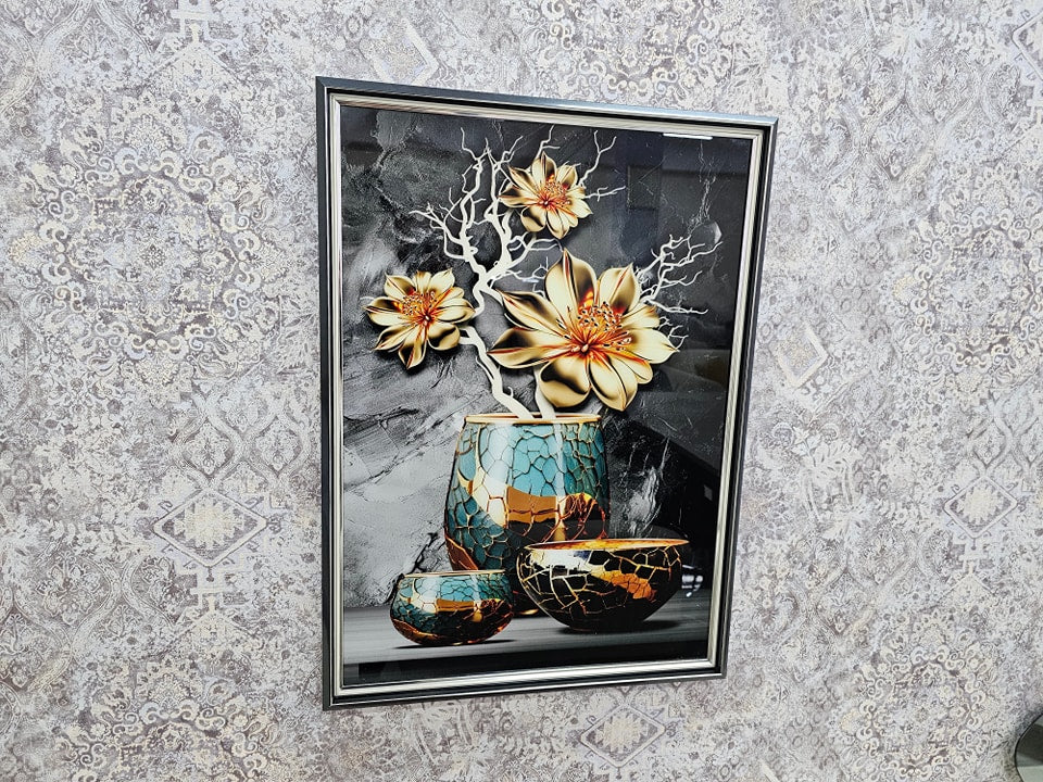 Tableau Mural Encadré – Vase et Fleurs Dorées en Relief